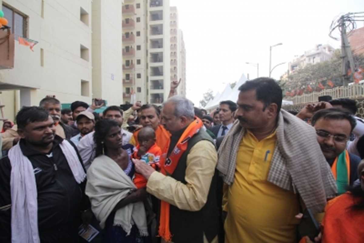 दिल्ली के विभिन्न क्षेत्रों से झुग्गीवासी केंद्र सरकार के दिए 3024 फ्लैट देखने कालकाजी पहुंचे